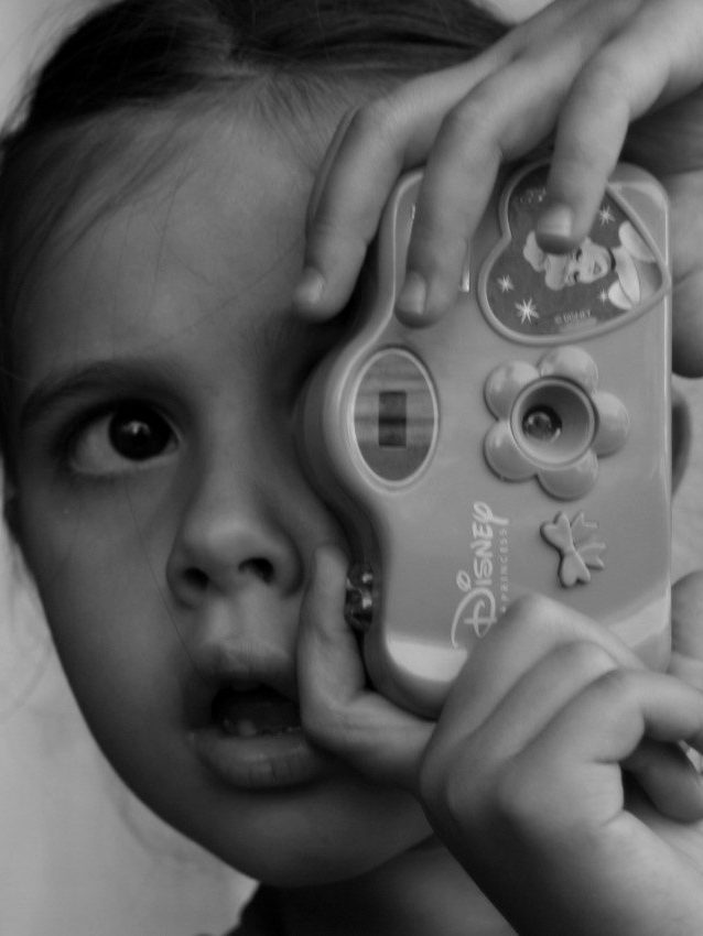 Camila Nanni de niña haciendo fotos con su primera cámara de juguete
