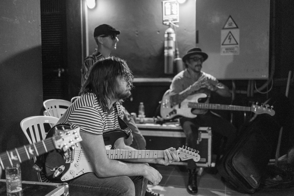 Joaco Viera, guitarrista de Marbella, con su banda en el backstage antes de un concierto