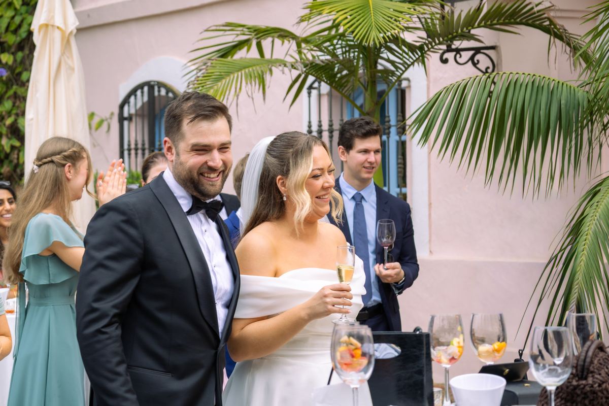 Novios brindando con los invitados en el cóctel de su boda en la Finca Molino del Duque, Estepona