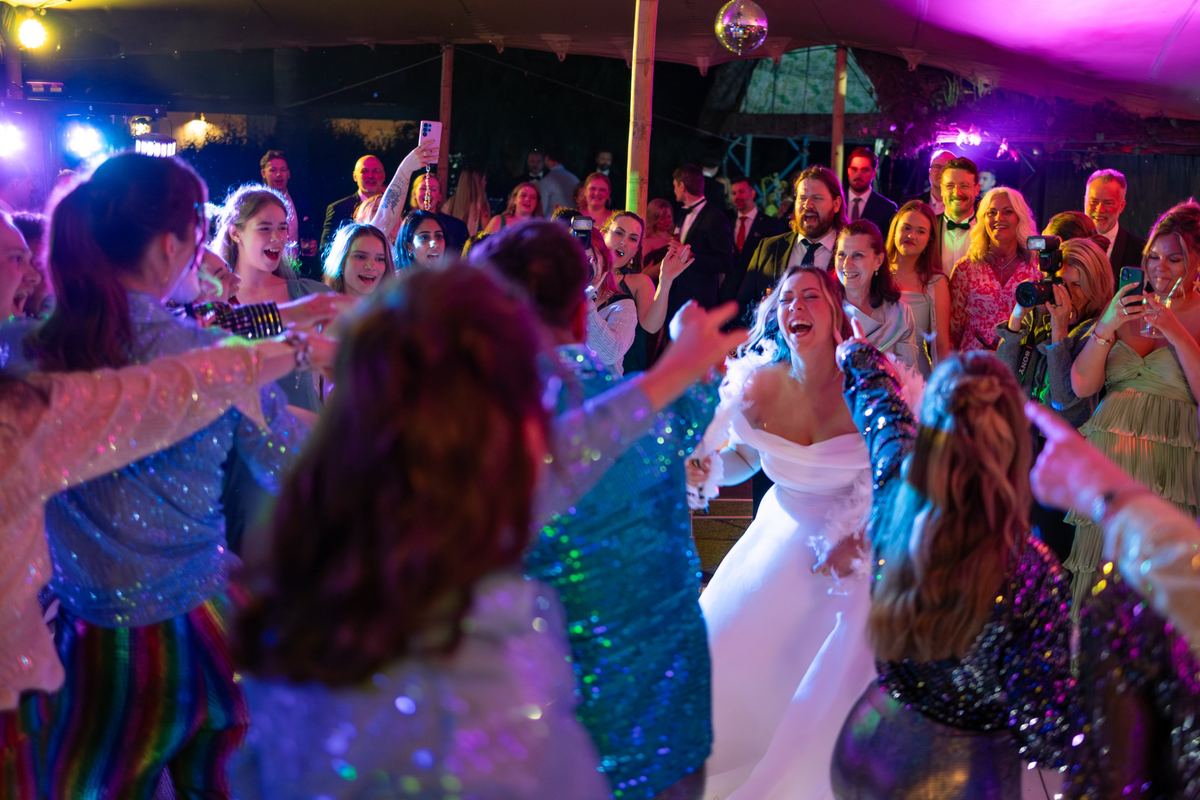 Novia bailando rodeada de invitados en la fiesta de su boda en la Finca Molino del Duque, Estepona