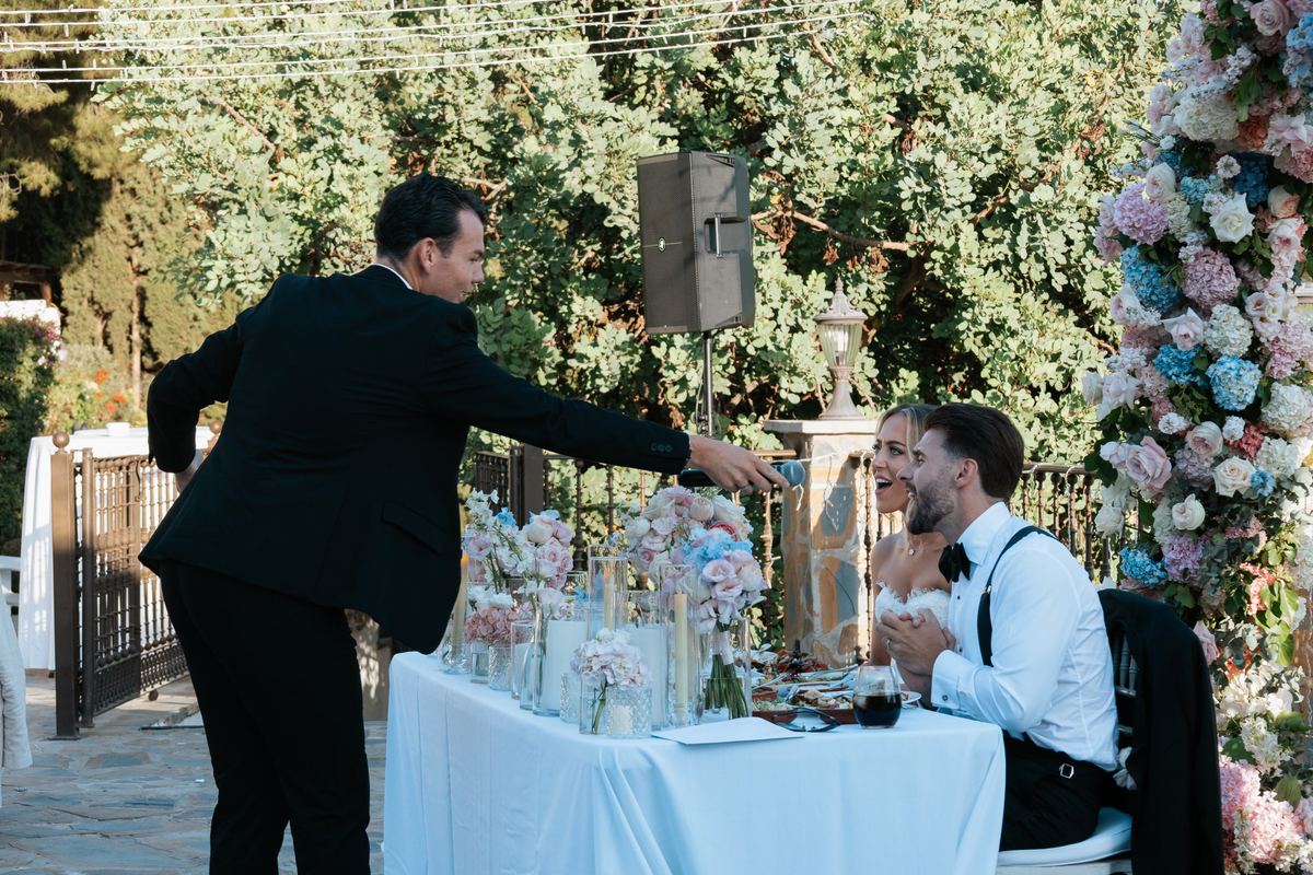 Cantante animando a los novios en la mesa presidencial de su boda en Casa de la Era, Marbella