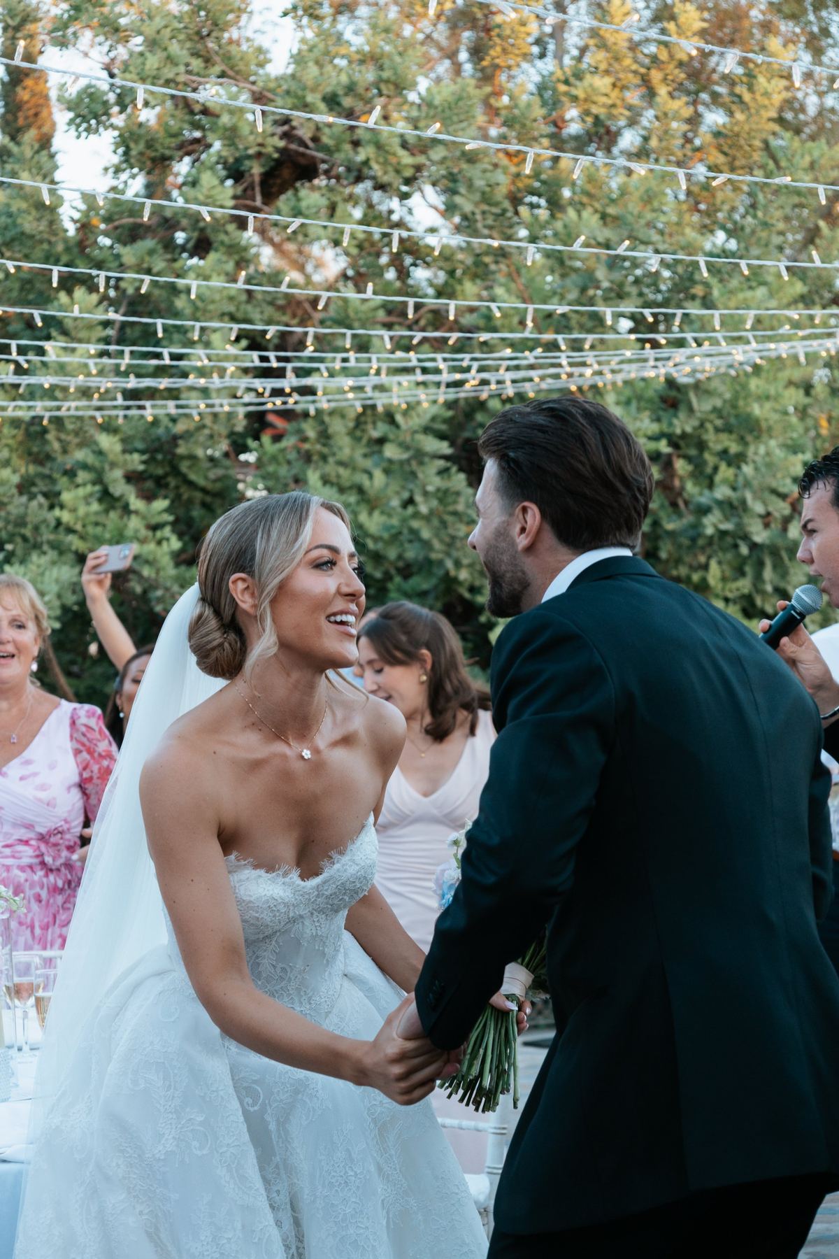 Novios bailando bajo las guirnaldas de luces en su boda en Casa de la Era, Marbella