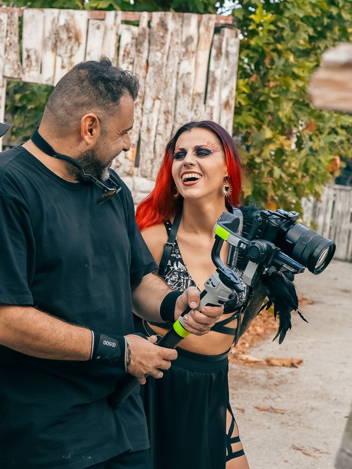 Juana, artista de Fuengirola, riendo con el operador de cámara durante el rodaje del videoclip de su canción «La llama»