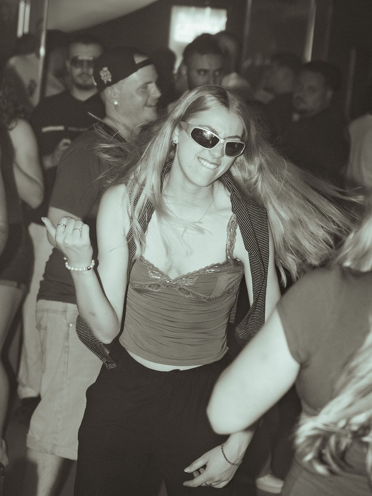 Chica con gafas de sol bailando en la pista de la discoteca Le Ciel, Berna (Suiza)