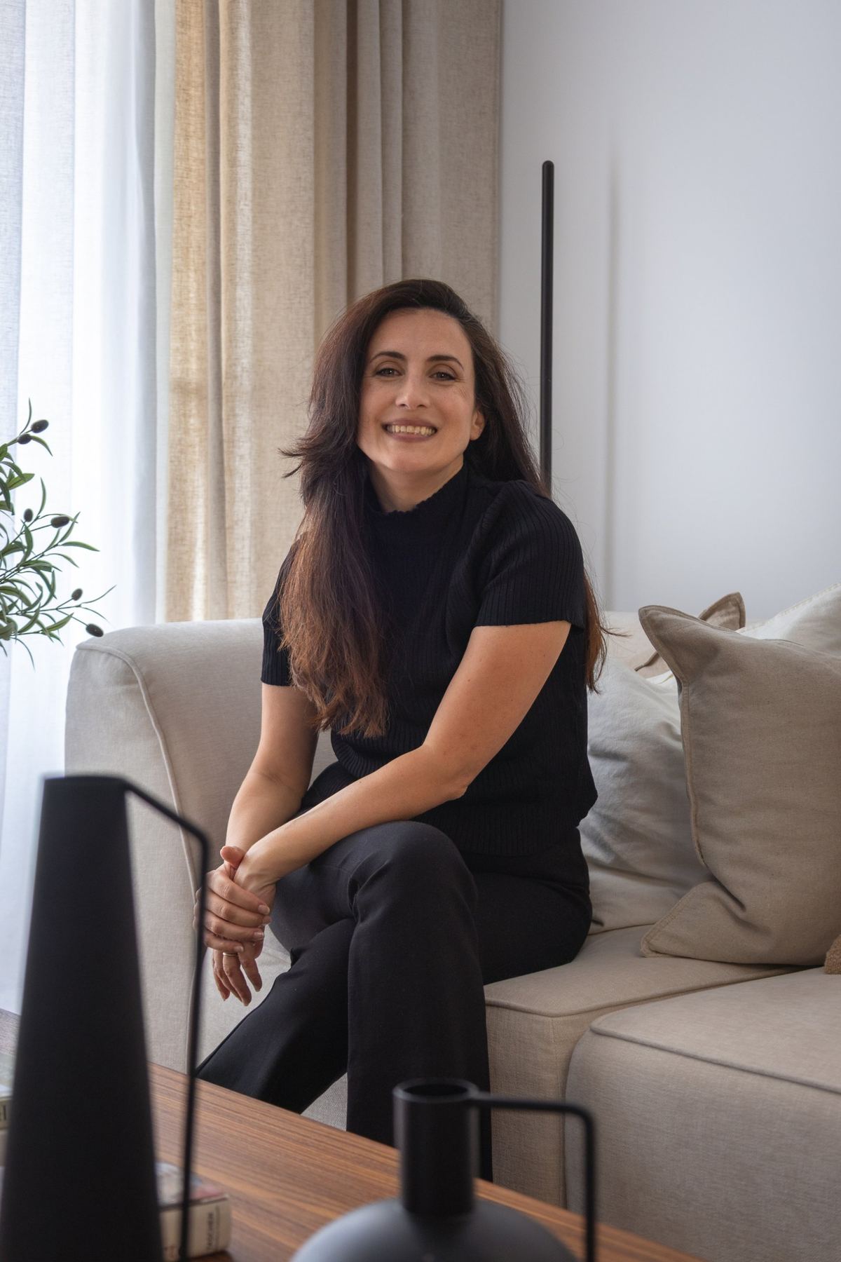 Retrato de marca en un salón decorado para Sestra Home, estudio de interiorismo en Fuengirola