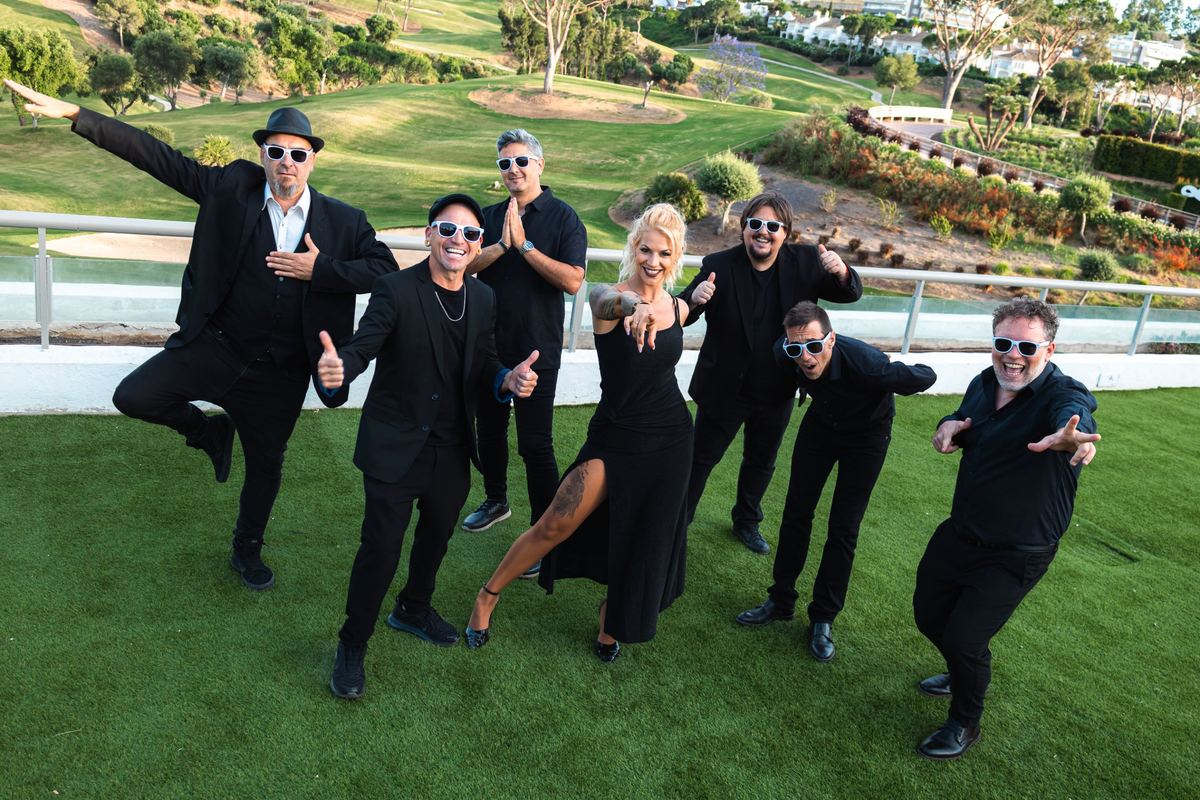 Retrato de grupo de Glitter Funk, banda de funk de Fuengirola, en la terraza de un campo de golf