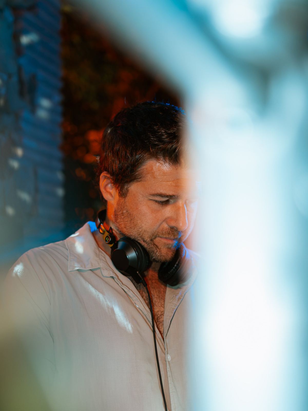 DJ de Live Marbella concentrado durante su sesión en un evento