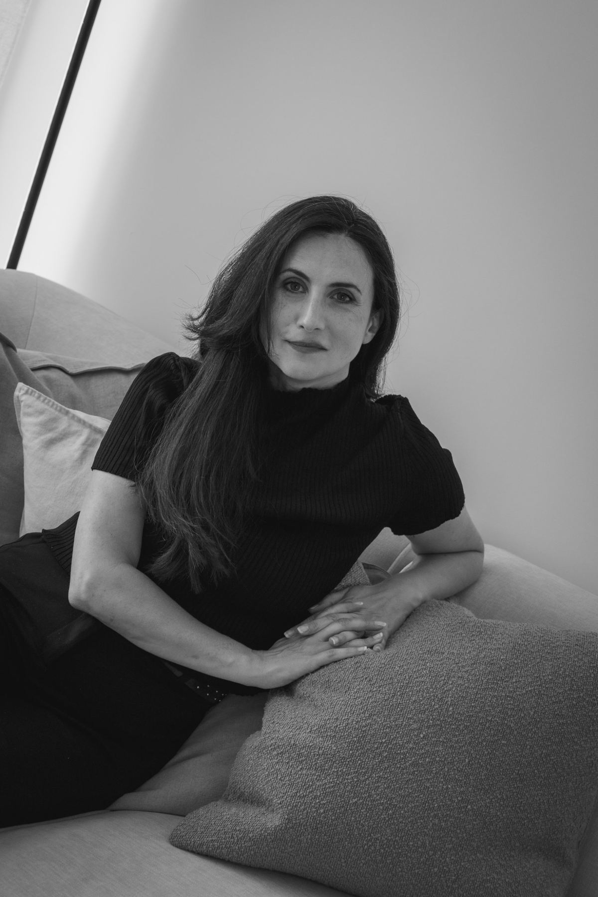 Retrato corporativo en blanco y negro para Sestra Home, estudio de interiorismo en Fuengirola
