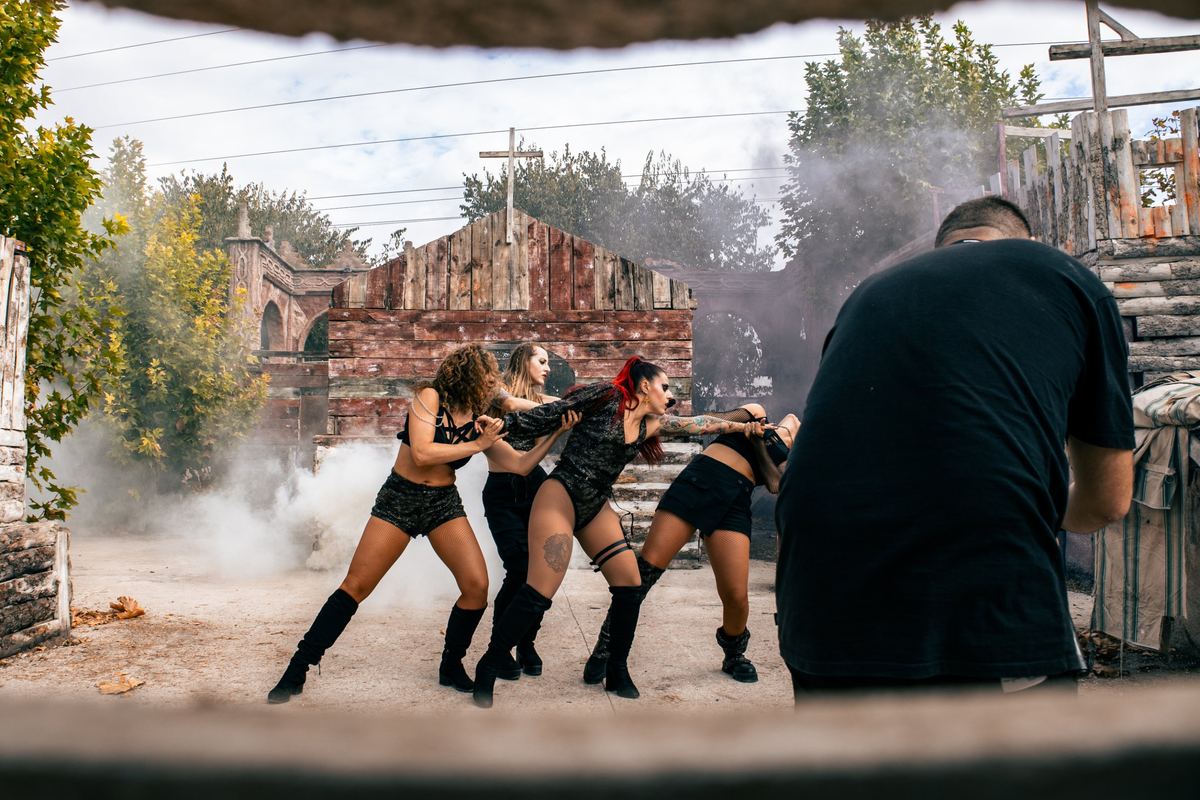 Rodaje de una coreografía con bailarinas y humo en el videoclip de «La llama», de Juana, artista de Fuengirola